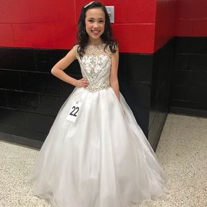 Ritzee White pageant dress, Size 6
